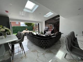 Luxury 4 bedroom Retreat; with hot tub & parking photo 1
