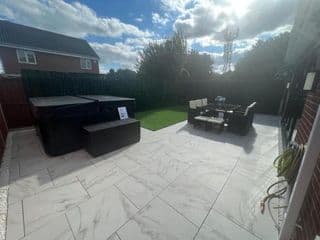 Luxury 4 bedroom Retreat; with hot tub & parking photo 3