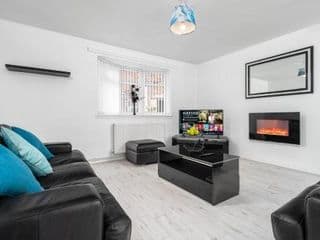 - TRINITY STAY'S - MODERN 4 BEDRROM HOUSE Ideal for Contractors, Groups and families ,FREE parking for multiple vehicle's photo 1
