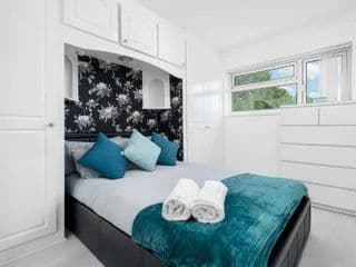 - TRINITY STAY'S - MODERN 4 BEDRROM HOUSE Ideal for Contractors, Groups and families ,FREE parking for multiple vehicle's photo 2