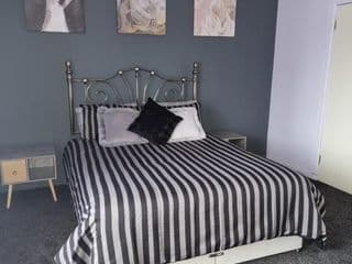 The Purple Apartment - Free Wi-Fi & Netflix- Free Parking - Entire Apartment photo 1