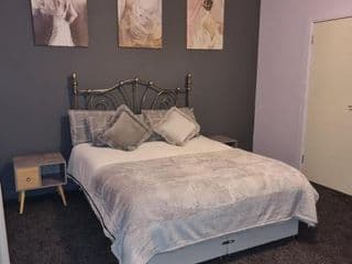 The Purple Apartment - Free Wi-Fi & Netflix- Free Parking - Entire Apartment photo 2