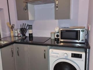 The Purple Apartment - Free Wi-Fi & Netflix- Free Parking - Entire Apartment photo 3