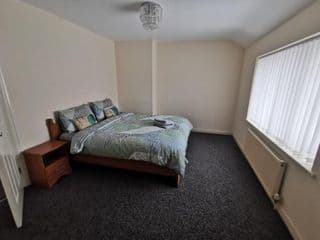 Spacious 3-bedroom home in Birmingham with driveway parking photo 2