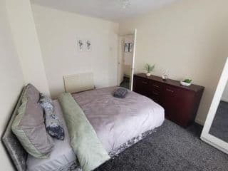 Spacious 3-bedroom home in Birmingham with driveway parking photo 3
