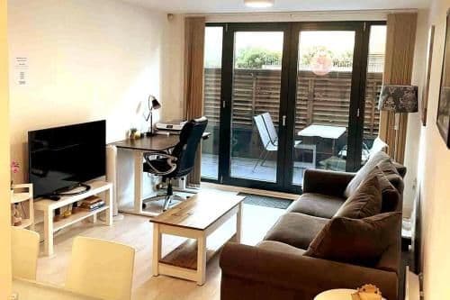 Two-bedroom Luxury Apartment with workspace, FREE PARKING & Balcony