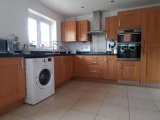 Pass the Keys Well Located Modern 5 Bedroom House photo 2
