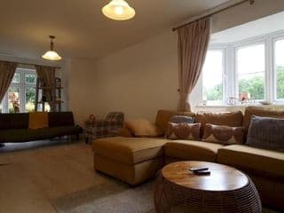 Pass the Keys Well Located Modern 5 Bedroom House photo 3