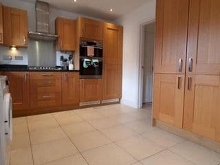 Pass the Keys Well Located Modern 5 Bedroom House photo 4