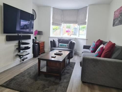 Pass the Keys Attractive Modern 2 Bedroom House in Harborne