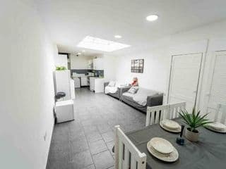 Spacious studios with free fast WIFI and 50inch SMART TV's next to UOB and 10min drive to the City! photo 1