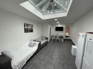 Spacious studios with free fast WIFI and 50inch SMART TV's next to UOB and 10min drive to the City! photo 2