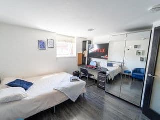 Spacious studios with free fast WIFI and 50inch SMART TV's next to UOB and 10min drive to the City! photo 3