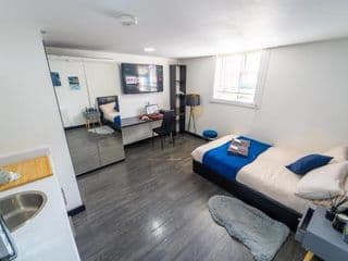 Studios near QE and 10minute train journey to the city! photo 1