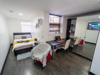 Studios near QE and 10minute train journey to the city! photo 2