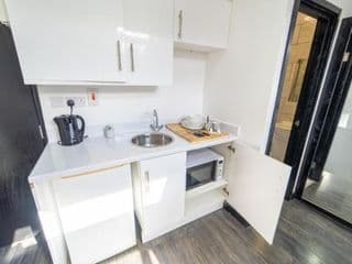 Studios near QE and 10minute train journey to the city! photo 4