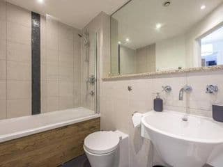 Modern 1 bedroom flat in the city centre photo 3