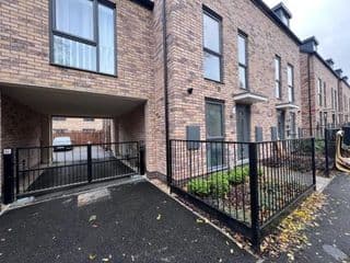 Luxury 4 Bed House with Gated Parking. photo 2