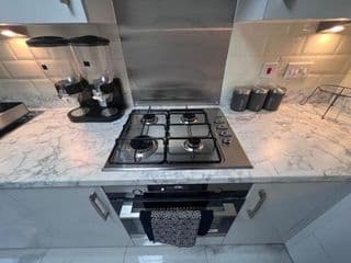 Luxury 4 Bed House with Gated Parking. photo 4