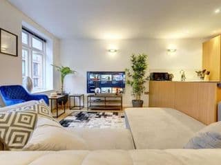 City Centre, 2 Bedroom, Secured Parking, 3 King Bed, WiFi Sleep 6 Guest Comfortable on Three King Size Beds, Jewellery Quarter , Birmingham City Centre , Allocated Secured Parking photo 1