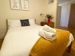 Swanky Central Apartment with Free Wifi (Sleeps 4) photo 4