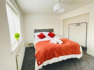 Plantsbrook Place - Luxury 4 bed House + Parking photo 2