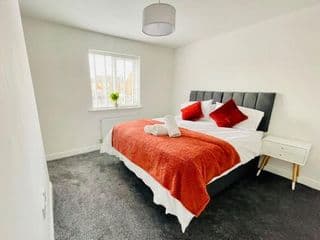 Plantsbrook Place - Luxury 4 bed House + Parking photo 4