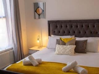 SHM Stays Newly Renovated! Great for long term stays, 15 min drive to City Centre & Airport 2 min walk to Shops and Train Station photo 1