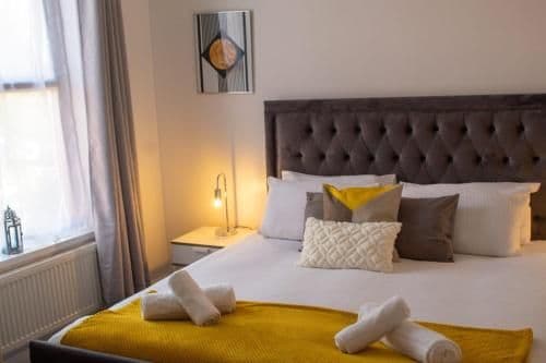 SHM Stays Newly Renovated! Great for long term stays, 15 min drive to City Centre & Airport 2 min walk to Shops and Train Station