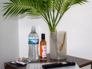 SHM Stays Newly Renovated! Great for long term stays, 15 min drive to City Centre & Airport 2 min walk to Shops and Train Station photo 2