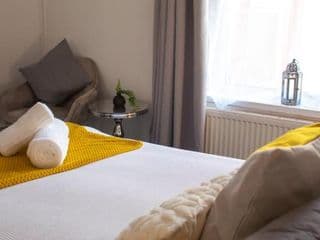 SHM Stays Newly Renovated! Great for long term stays, 15 min drive to City Centre & Airport 2 min walk to Shops and Train Station photo 3