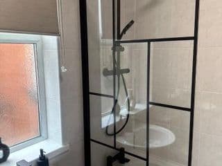 SHM Stays Newly Renovated! Great for long term stays, 15 min drive to City Centre & Airport 2 min walk to Shops and Train Station photo 4