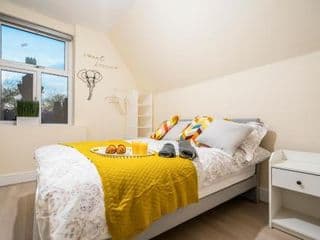 Deluxe 2-Bedroom Flat with Free parking photo 1