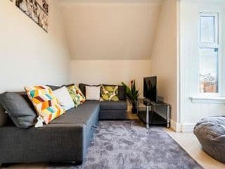 Deluxe 2-Bedroom Flat with Free parking photo 2