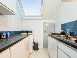 Deluxe 2-Bedroom Flat with Free parking photo 3