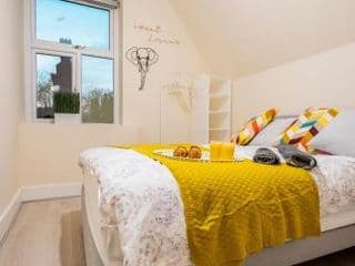 Deluxe 2-Bedroom Flat with Free parking photo 4