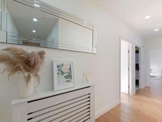Spacious One Bed loft Apartment photo 3