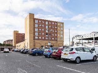 2 bedroom apartment Edinburgh Gate Harlow photo 4