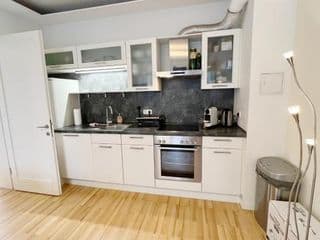 Prime Comfort Apartment with Balcony & Free Parking photo 2