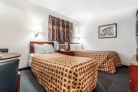 HomeTowne Studios by Red Roof Atlanta - Chamblee