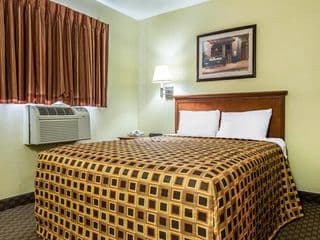 HomeTowne Studios by Red Roof Atlanta - Chamblee photo 4